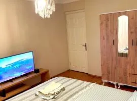 Şehrin merkezinde evinizde hissedeceğiniz oda