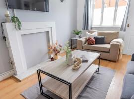 Haydock Home with FREE Parking, WiFi & Garden Patio, hotel in Haydock