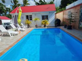 Charmant T2 &agrave; 10 minutes de la plage du Souffleur, отель с бассейном в городе Petit-Canal