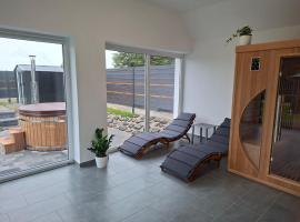 Napsugár Wellness Apartman, hotel in Újudvar