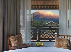 Dawnscape snowmountain viewing Courtyard - Baisha old town, hotel i Lijiang