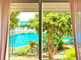 GW009 Gugel Waves Patio and Pool Seaview Apartment, hotel na may pool sa Nahariyya