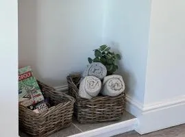Bright 2 Bedroom Apartment With Parking