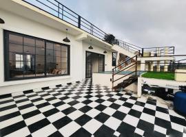 Nirvana Villa with Swimming Pool in Mount Abu，位于卜山的酒店