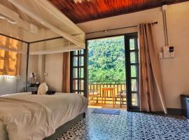 Dokchampa River View Villa, homestay in Nongkhiaw