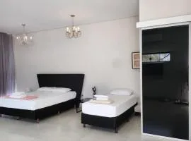 Flat 01 - Zona Sul Prox UMC, Praia Clube, Shopping e Pátio Vinhedos