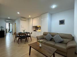 Modern Cozy Seaview Entire Suites 118 Island Plaza, hotel con tinas de hidromasaje en George Town