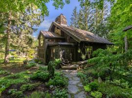 Long Term Rental - Perfect Two Family Home - Up to 14 Guests - Walk to Gondola!, hotel en Stratton