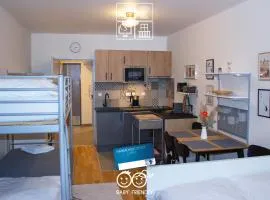 ENJOYHARRACHOV - Atraktivní slunné studio Čertovka v centru Harrachova s garážovým parkováním, Wifi-WLAN, Ipad, SAT, herní konzolí, Netflix zdarma a nejkrásnějším výhledem na Čertovu horu s areálem skokanských můstků a sjezdovku jen 150m od lanovky