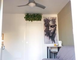 Studio, hotel in Moussac