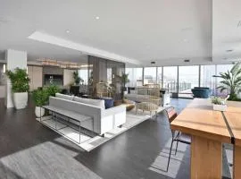 Central 1BR Apartment Assembly Square Pool Gym Parking Sleep 5