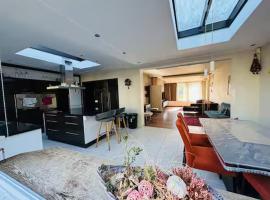 Entire house with excellent accessibility, hotel v mestu Machelen