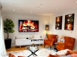 Luxe Duplex Penthouse Stay in Leeds Centre - Free Parking