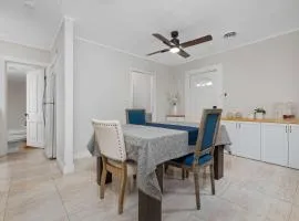 Vintage West Central Apt Walkable Free Parking!