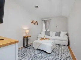 Vintage West Central Apt Walkable Free Parking!