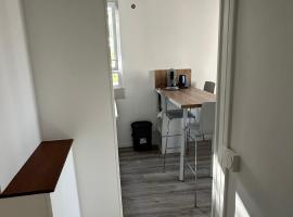 Azal france, hotel in Vanves