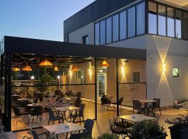 VV Luxe, hotel in zona Aeroporto di Tirana - TIA, Laknas