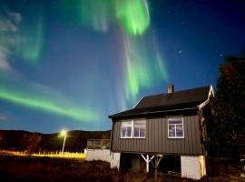 Jacuzzi, fjord view & northern lights - close to Hammerfest & North Cape, hotel en Hammerfest