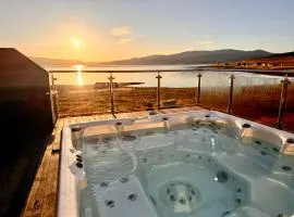 Jacuzzi, fjord view & northern lights - close to Hammerfest & North Cape