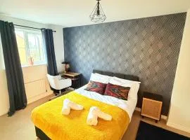 Stylish Townhouse in Rugby, sleeps up to 9!