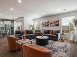 Luxury 5 BR Oasis Movie Room Fenced Yard