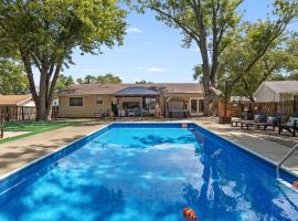 T Luxury Pool, Hot-tub, PickleBall, Arcade&Theater、All Saints Villageのホテル