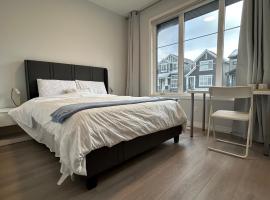Sunny Queen-size Bedroom with Private Bath in Brand New House, hotel a Calgary
