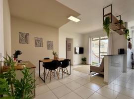 Apartamento central com ar condicionado e 3 smart TVs - UFV a 1km, hotel in Viçosa