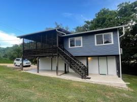 Blue House Bungalow, Hotel in Spanish Lookout
