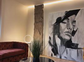 Private Patio and Parking KING BED Elegant Retreat, apartment in Pittsburgh