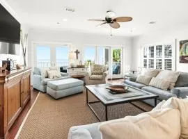4 BR GULF Front Condo, Bikes, & Community Pool