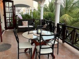 Oistins Gem 2BR, 2BA Condo, Pool & Rooftop Patio, Walk to Miami Beach, hotel em Christ Church