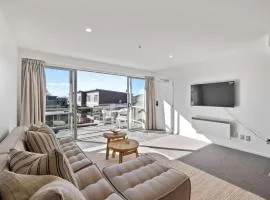 Chic City Apartment, Sleeps 7, Pool, Gym & 2 Parks