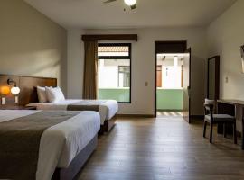 Aura Hotel、ウルアパン・デル・プログレソにあるLic. y Gen. Ignacio López Rayón International Airport - UPNの周辺ホテル