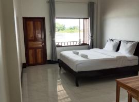 DODAND Studio & Sunset Riverside Guesthouse, pet-friendly hotel in Don Det