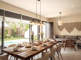 4BDR Luxury Villa 2 Private Pools 10 min Beach & Zamna, vila v destinaci Tulum