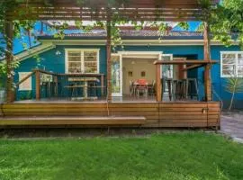 Frankies Beach House - 1 A Carlyle Lane