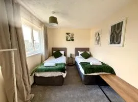 Queens Drive Long Stays Free Parking Sleeps 7