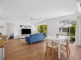2 Bedroom Ground Level Villa in Tropical 4* Resort, hotel con hidromasaje en Noosaville
