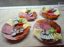 Sz&eacute;lcsengő Wellness Vend&eacute;gh&aacute;z, hotel com banheiras de hidromassagem em Mak&oacute;