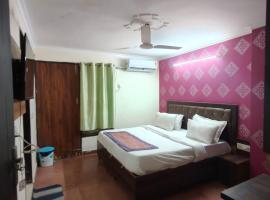 Hotel The River Front at Delhi Airport, hotel que aceita pets em Jāmb