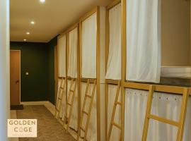 Golden Cage Boutique Hostel, hostel στο Ντενπασάρ