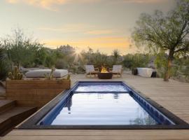 Boulder Horizons - PoolSpaCold Plunge on 5 acres, hotel in Yucca Valley