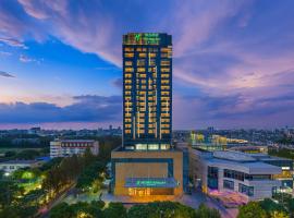 Holiday Inn Shanghai Minhang Center by IHG, hotel in Shanghai