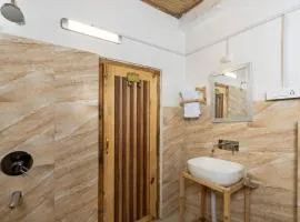 SaffronStays Hillstation Over Tirthan Valley