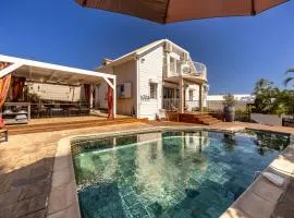 Le Badamier Blanc villa familiale 5 étoiles piscine chauffée 13 personnes