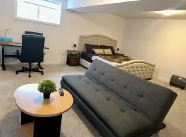 Cozy and Spacious Suite - Private Ensuit Bath - King Bed - Ultra Fast Wifi - Free Parking - Smart TV