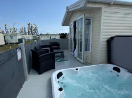 Fantasy Island - Eastgate E6 - The Sierra with Hot Tub - Coastal Caravan Breaks, hotell sihtkohas Ingoldmells