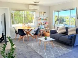 Renovated Entire 2BR Flat, Comfort, Scenic Views, Free Parking & 10 min to Ferry