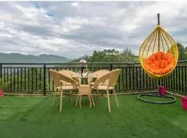 The Woods View I Memorable I Open Air Lawn & Roof top I Bonfire I Nature Walk I Serviced Apartments I Kasauli By Exotic Stays